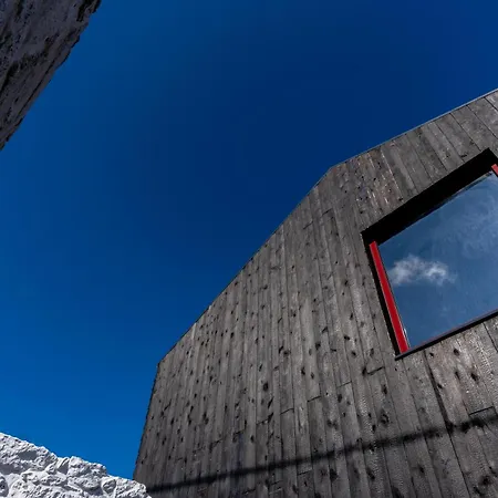 Almoxarife House * Praia do Almoxarife